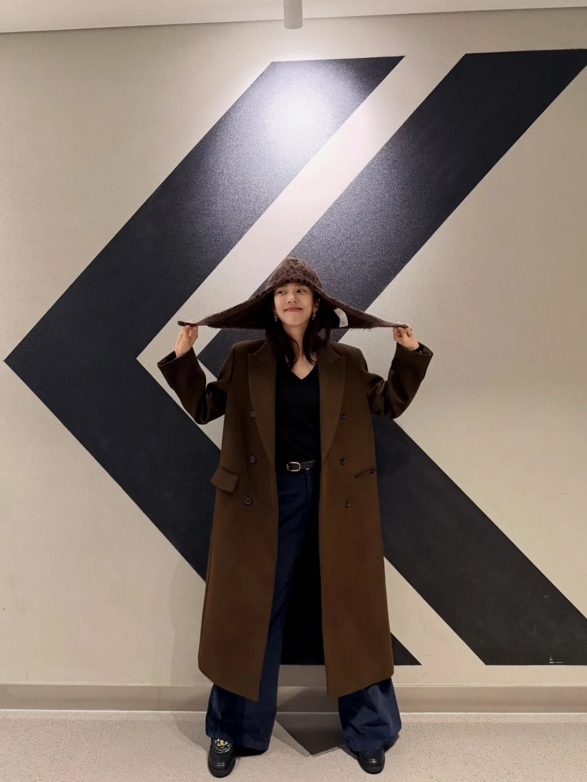 Son Dam bi Completes A Cozy Winter Mood With A Brown Long Coat And son-dam-bi-completes-a-cozy-winter-mood-with-a-brown-long-coat-and