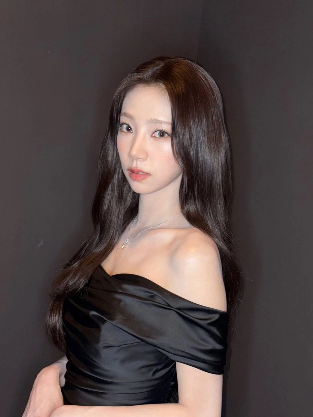우주소녀 여름, BIFAN 뒤집은 블랙 드레스, 오프숄더에 청순 시크를 얹다