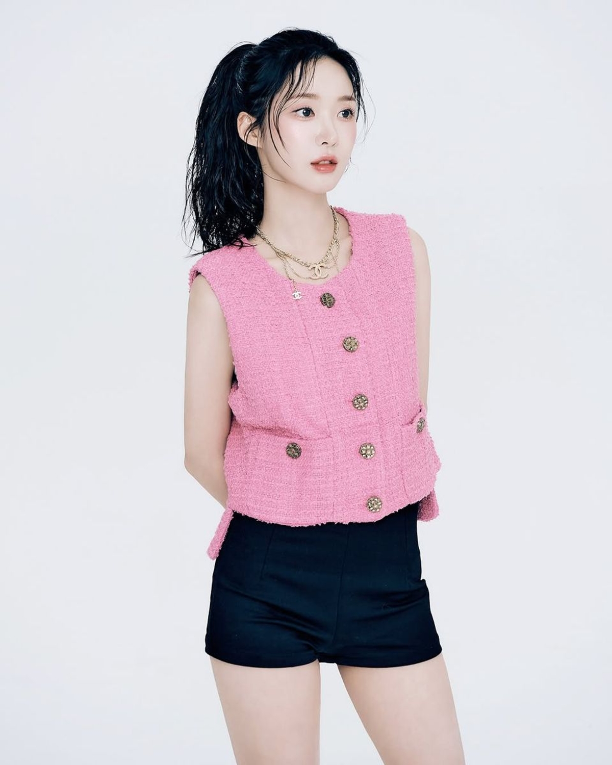 조승희, 핑크 트위드 베스트로 완성한 상큼 시크룩