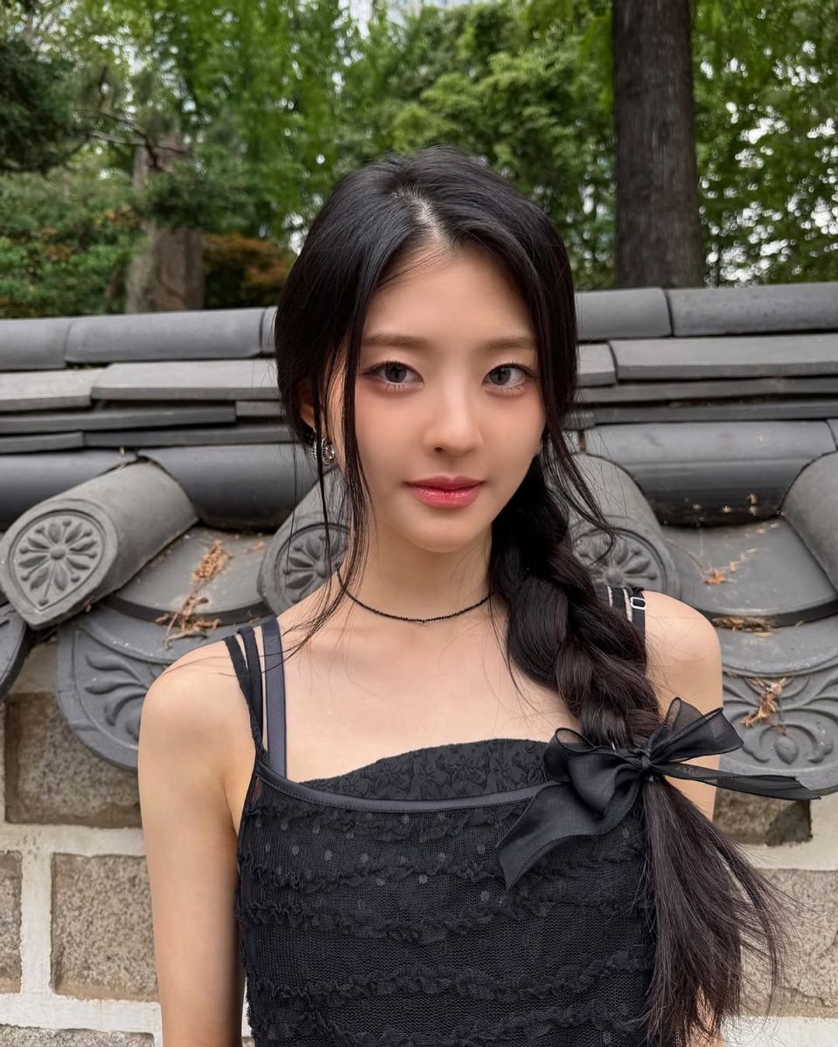 키라스 하린, 올블랙에도 청순함 묻어나… 리본 하나로 완성한 ‘한옥 요정’ 무드