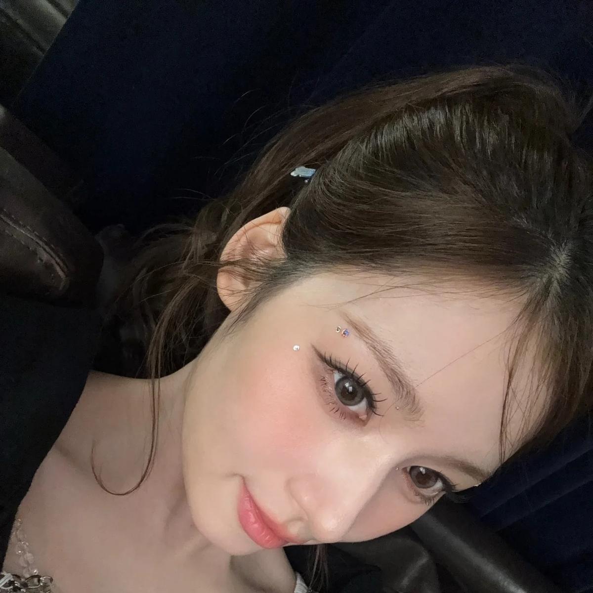 TWICE サナ、極端に違う魅力…『グリッター トップ』の華やかさ vs