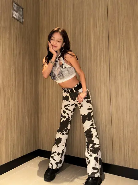 TWICEのジヒョ、ブラックブラトップが見えるメッシュクロップトップで