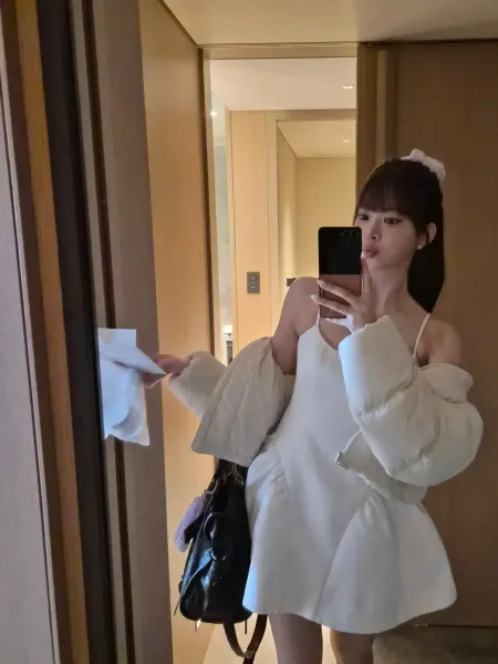 eunchae denim dress Aespa's Winter, LE SSERAFIM's Sakura, and (G)I-DLE's Shuhua "Share A Stylist" With Same Dress For Latest Comebacks