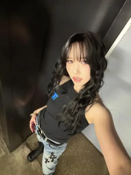 顔が説得力」TWICEのミナ、十字架パッチデニムで見せた史上最高の 