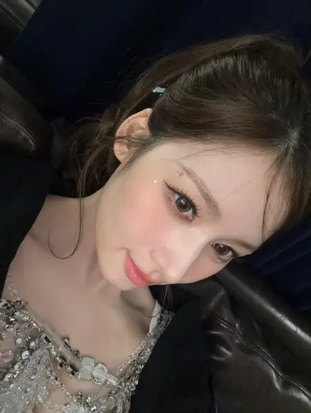 TWICE サナ、極端に違う魅力…『グリッター トップ』の華やかさ vs
