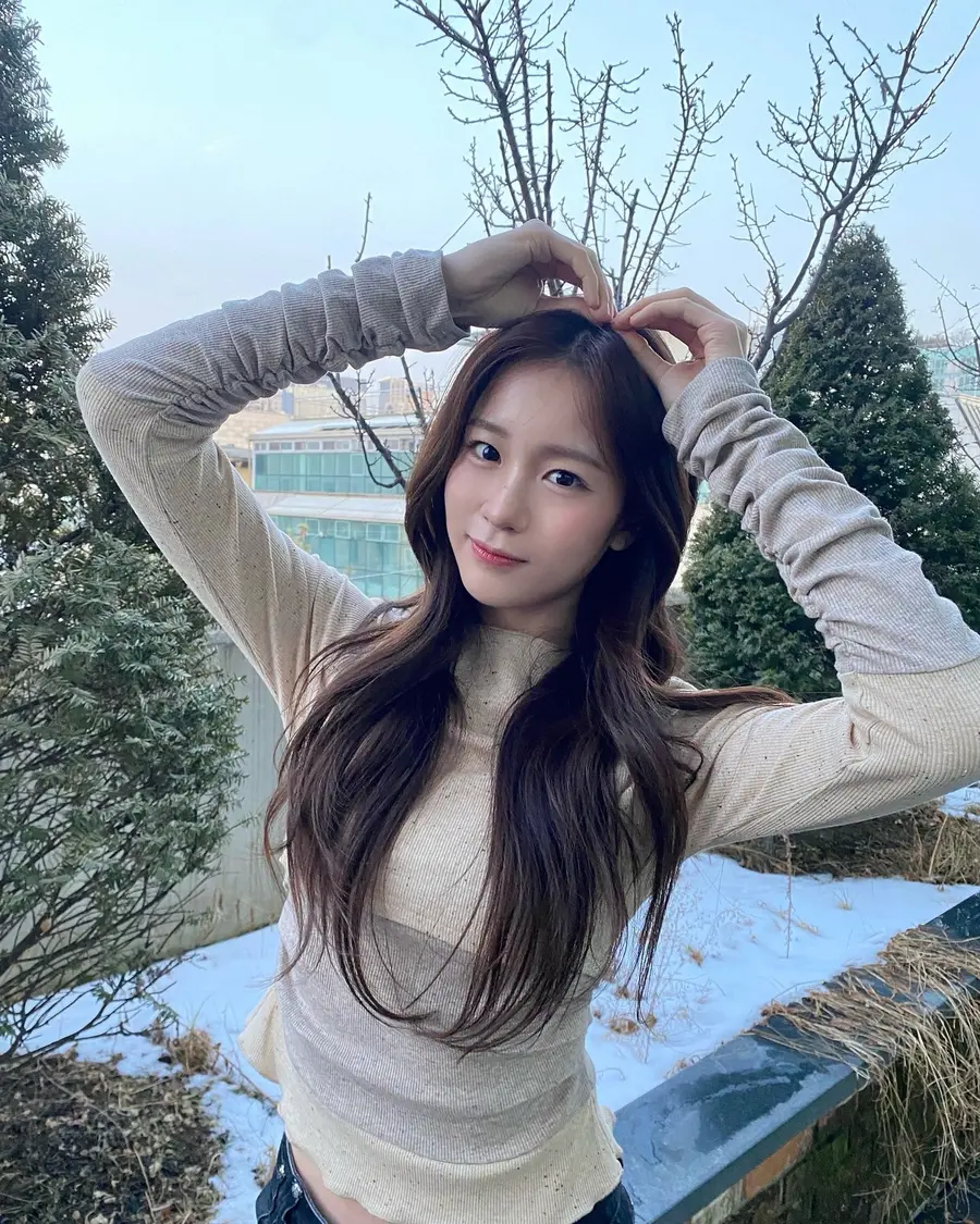 우아 우연, 겨울을 녹이는 햇살처럼 따뜻한 미소에 어울리는 슬림핏 니트톱