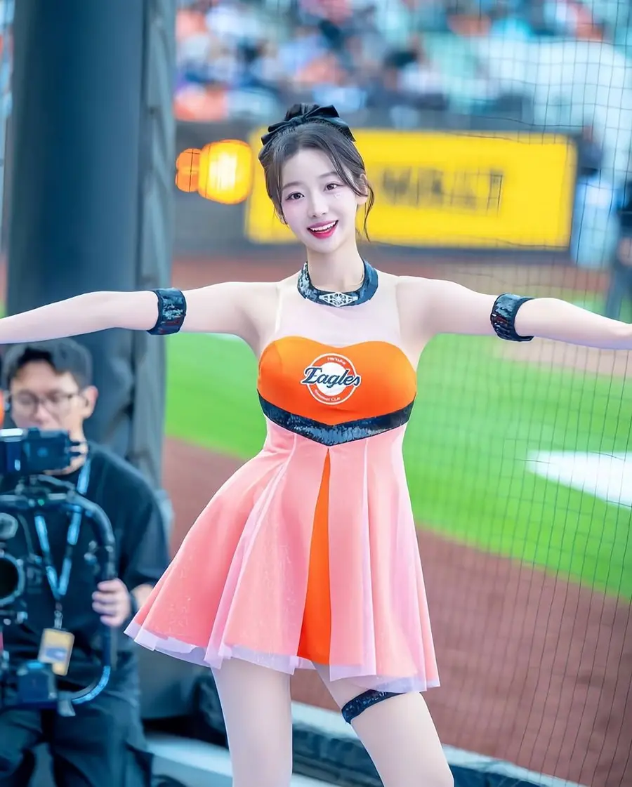 우수한, 20년 만의 한화 9연승에 힘 보탠 치어리더 응원룩