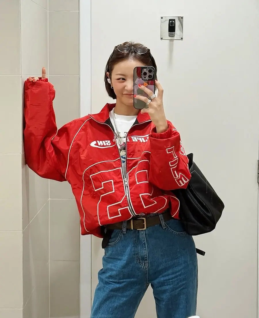 임지현, 배꼽이 쏘옥 드러난 코발트 니트룩…꾸안꾸 정석