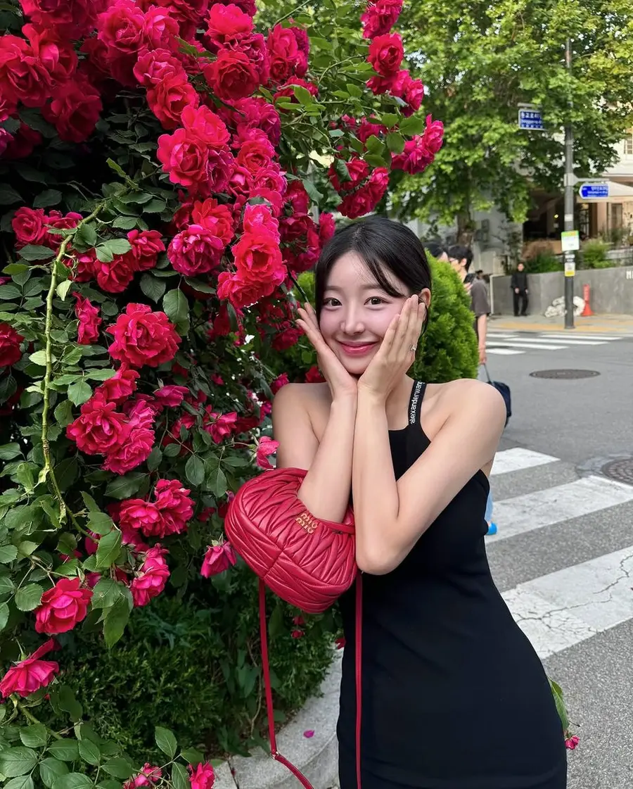 우수한, 치명적 실루엣…블랙 미니드레스로 도심 압도
