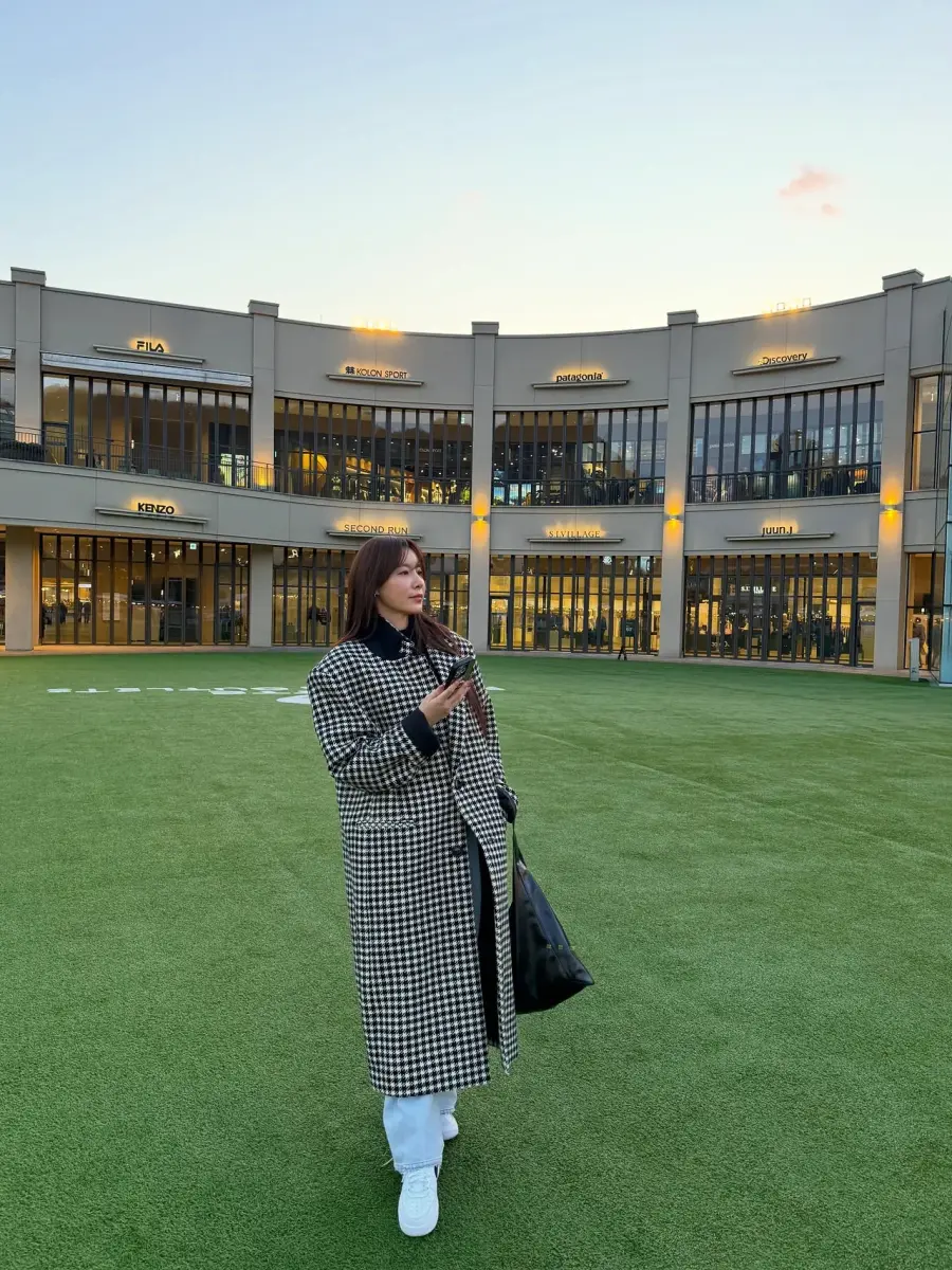 “청바지에 운동화면 충분해” 정서하, 격식 깨부순 롱코트 믹스매치의 정